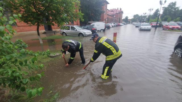 Furtuna extrem de puternică a inundat masiv Suceava și localități din jur. Probleme mari și pe calea ferată