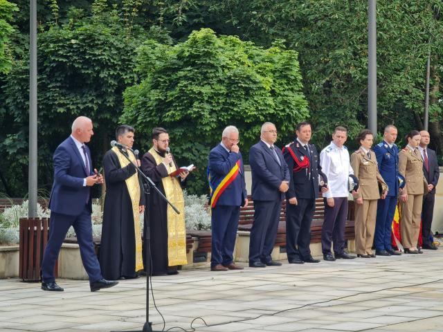 Ceremonie de depunere de coroane și flori la statuia ecvestră a lui Ștefan Cel Mare, de lângă Cetatea de Scaun Suceava, la 520 de ani de la moartea sa