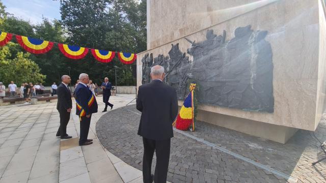 Ceremonie de depunere de coroane și flori la statuia ecvestră a lui Ștefan Cel Mare, de lângă Cetatea de Scaun Suceava, la 520 de ani de la moartea sa