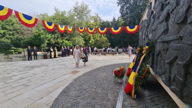 Ceremonie de depunere de coroane și flori la statuia ecvestră a lui Ștefan Cel Mare, de lângă Cetatea de Scaun Suceava, la 520 de ani de la moartea sa