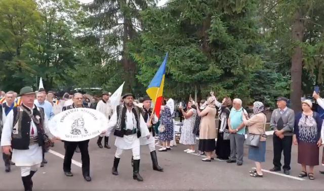 Pelerinii conduși de Gheorghe Flutur la Putna, întâmpinați de starețul mănăstirii, Melchisedec Velnic