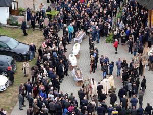 Mare cernită de oameni, la despărțirea de cei patru membri ai familiei Lăzărescu din Volovăț, uciși într-un cumplit accident rutier