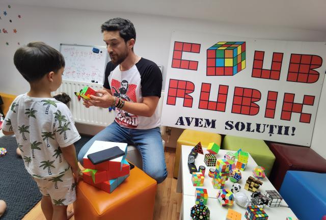 Clubul Rubik – o aventură colorată, utilă copiilor dar și adulților