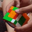 Anul acesta s-au împlinit 50 de ani de la inventarea cubului Rubik, cel mai popular joc din lume, care stimulează conexiunea dintre minte și mâini, cu numeroase beneficii