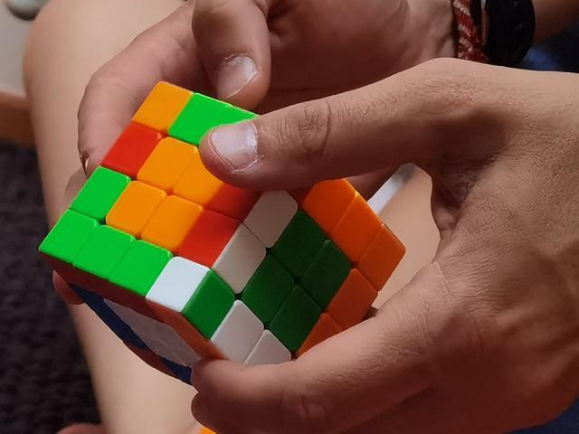 Anul acesta s-au împlinit 50 de ani de la inventarea cubului Rubik, cel mai popular joc din lume, care stimulează conexiunea dintre minte și mâini, cu numeroase beneficii