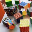 Anul acesta s-au împlinit 50 de ani de la inventarea cubului Rubik, cel mai popular joc din lume, care stimulează conexiunea dintre minte și mâini, cu numeroase beneficii