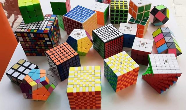 Anul acesta s-au împlinit 50 de ani de la inventarea cubului Rubik, cel mai popular joc din lume, care stimulează conexiunea dintre minte și mâini, cu numeroase beneficii