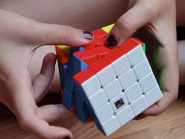 Anul acesta s-au împlinit 50 de ani de la inventarea cubului Rubik, cel mai popular joc din lume, care stimulează conexiunea dintre minte și mâini, cu numeroase beneficii