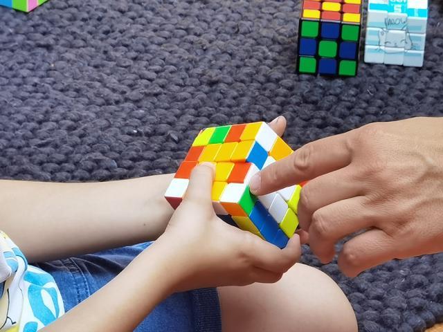 Clubul Rubik – o aventură colorată, utilă copiilor dar și adulților