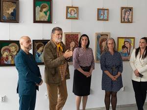 Public numeros la vernisajul expoziției semnate de artistele Mihaela Sbârnău și Cristina Bilan, la Galeria de artă „Zamca”