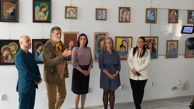 Public numeros la vernisajul expoziției semnate de artistele Mihaela Sbârnău și Cristina Bilan, la Galeria de artă „Zamca”