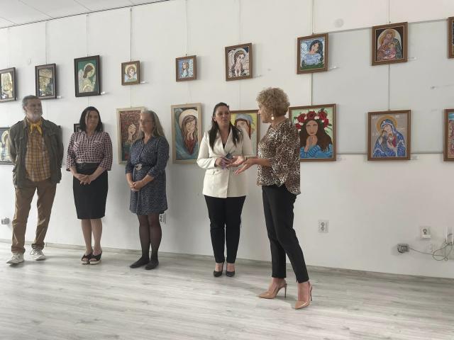 Public numeros la vernisajul expoziției semnate de artistele Mihaela Sbârnău și Cristina Bilan, la Galeria de artă „Zamca”