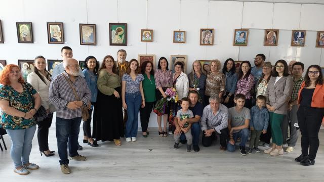 Public numeros la vernisajul expoziției semnate de artistele Mihaela Sbârnău și Cristina Bilan, la Galeria de artă „Zamca”