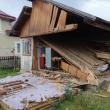 Casă distrusă de o explozie provocată de acumulări de gaze