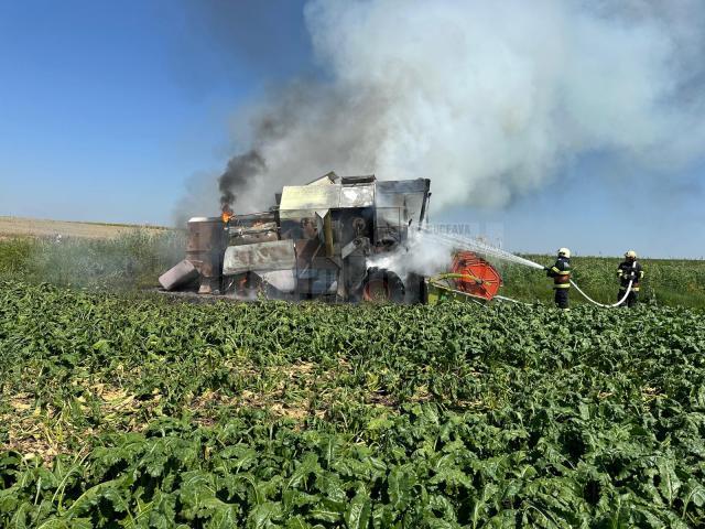 O combină a lua foc pe ogor, în plină caniculă