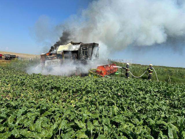 O combină a lua foc pe ogor, în plină caniculă