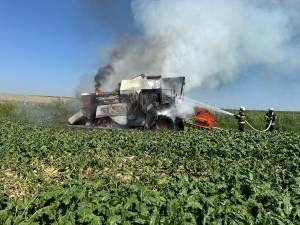 O combină a luat foc pe ogor, în plină caniculă