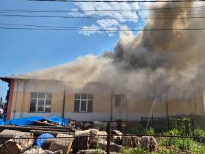 Incendiu puternic la școala din satul Herla, comuna Slatina