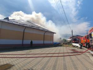 Incendiu puternic la școala din satul Herla, comuna Slatina