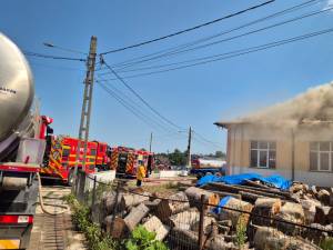 Incendiu puternic la școala din satul Herla, comuna Slatina