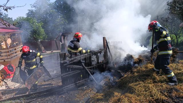 Incendiu puternic la Mihoveni, la anexele unei case