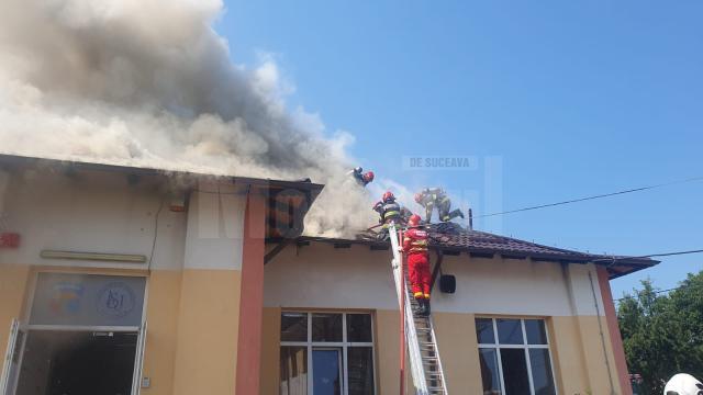 Incendiu puternic la școala din satul Herla, comuna Slatina