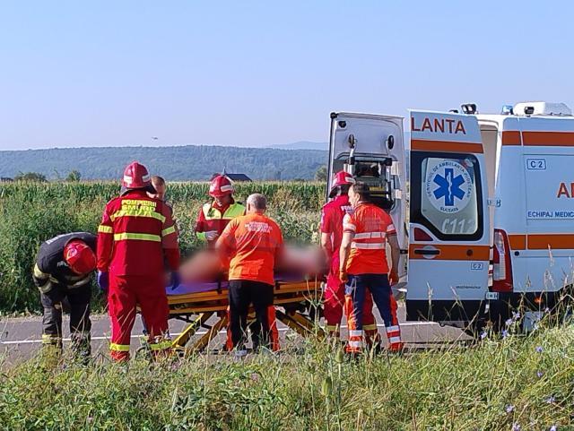 Șoferul a fost extras de pompieri din autoturism și predat echipajelor medicale și paramedicale, care i-au acordat primele îngrijiri înainte de a-l transporta la spital