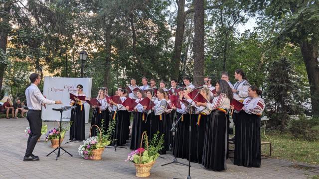 Concertul susținut de Corala „Ciprian Porumbescu” în Parcul Central Suceava