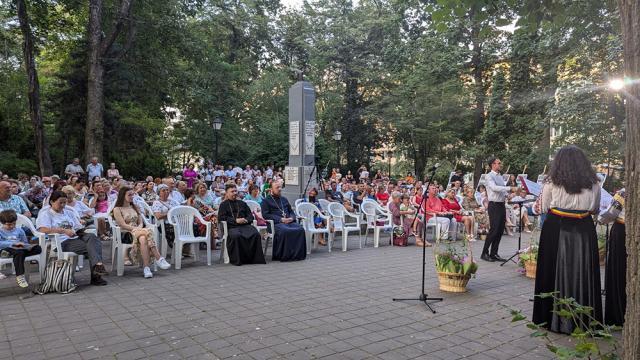 Public încântat și îndelungi aplauze în timpul concertului susținut de Corala „Ciprian Porumbescu” în Parcul Central Suceava