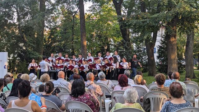 Public încântat și îndelungi aplauze în timpul concertului susținut de Corala „Ciprian Porumbescu” în Parcul Central Suceava