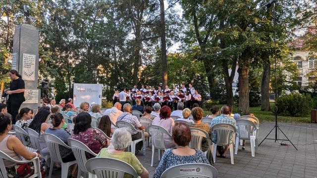 Public încântat și îndelungi aplauze în timpul concertului susținut de Corala „Ciprian Porumbescu” în Parcul Central Suceava