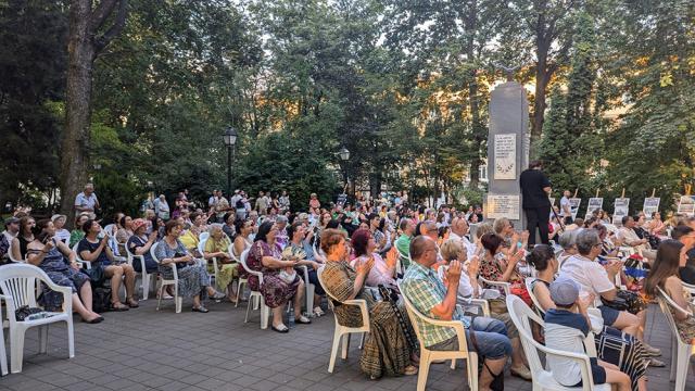 Public încântat și îndelungi aplauze în timpul concertului susținut de Corala „Ciprian Porumbescu” în Parcul Central Suceava