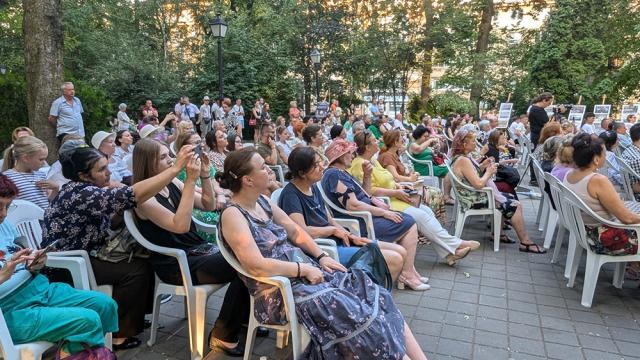 Public încântat și îndelungi aplauze în timpul concertului susținut de Corala „Ciprian Porumbescu” în Parcul Central Suceava