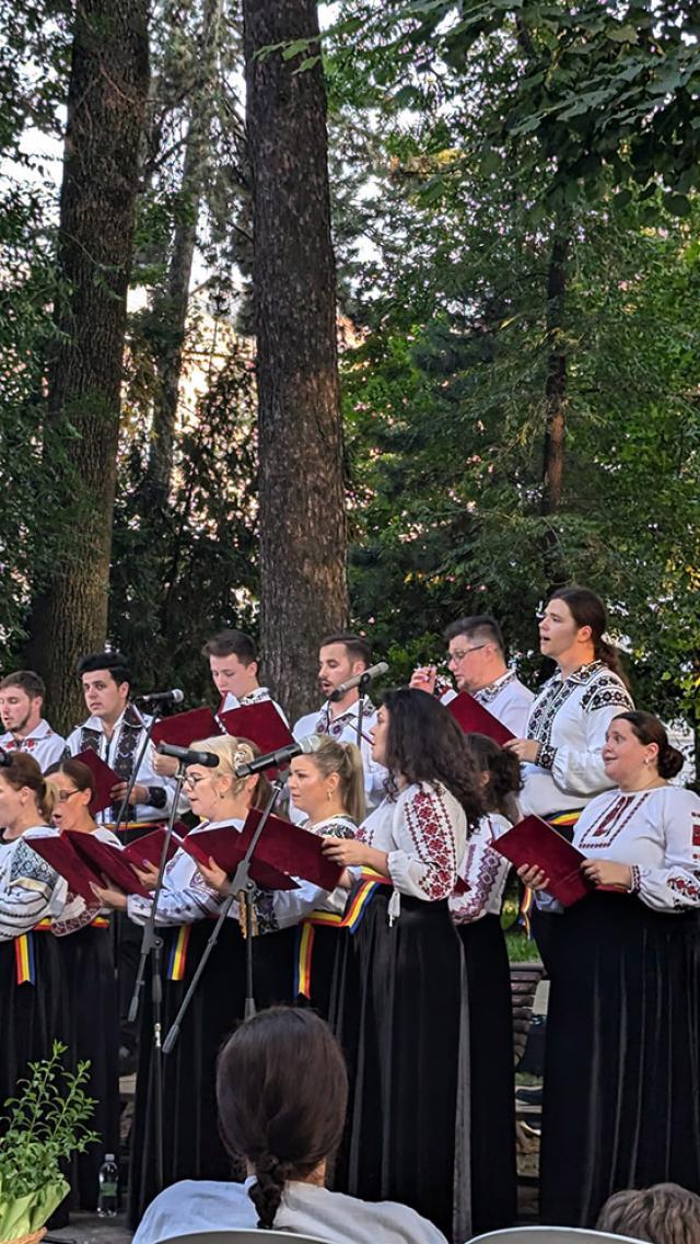 Public încântat și îndelungi aplauze în timpul concertului susținut de Corala „Ciprian Porumbescu” în Parcul Central Suceava