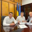 Gheorghe Șoldan, alături de primarul din Păltinoasa, Eduard Wendling, la semnarea unui ...