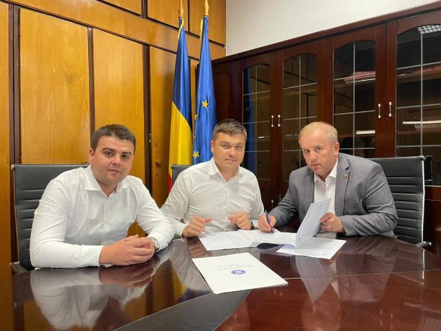 Gheorghe Șoldan l-a felicitat pe primarul Eduard Wendling pentru obținerea unei finanțări de peste 15 milioane de lei pentru modernizarea drumurilor din Păltinoasa