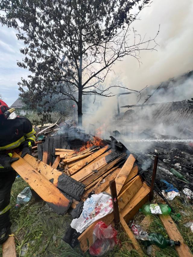 O casă și o anexă au ars în totalitate din cauza unui aragaz lăsat nesupravegheat