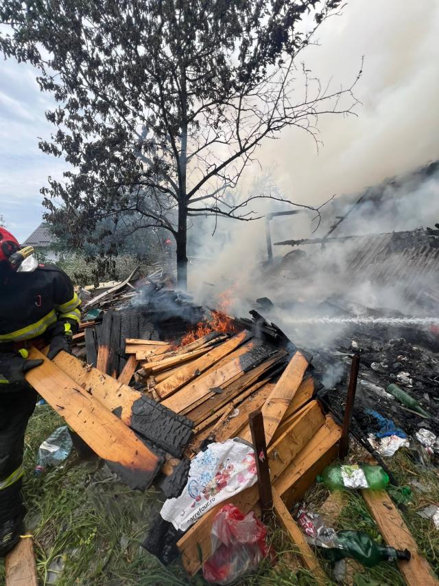 O casă și o anexă au ars în totalitate din cauza unui aragaz lăsat nesupravegheat