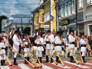 Festivalul Întâlniri Bucovinene a debutat cu o impresionantă paradă a portului popular