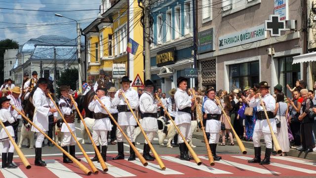 Festivalul Întâlniri Bucovinene a debutat cu o impresionantă paradă a portului popular