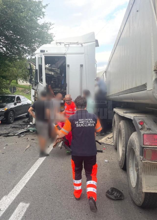 Două tiruri s-au ciocnit pe DN 17, între Vama și Molid. Traficul este blocat total