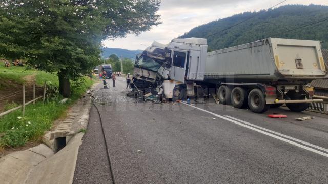 Două tiruri s-au ciocnit pe DN 17, între Vama și Molid