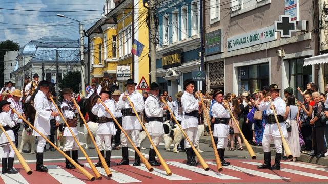 Festivalul „Întâlniri Bucovinene” a debutat cu o impresionantă paradă a portului popular