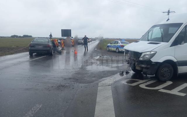 Accident cu trei răniţi, între un autoturism și un microbuz, la Măneuți