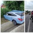 Persoană blocată într-o maşină care a ieşit în afara drumului