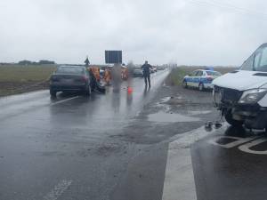 Accident cu trei răniţi, între un autoturism și un microbuz, la Măneuți