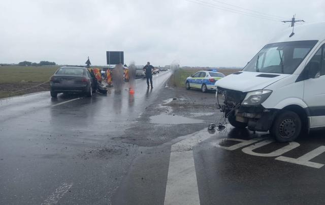 Accident cu trei răniţi, între un autoturism și un microbuz, la Măneuți