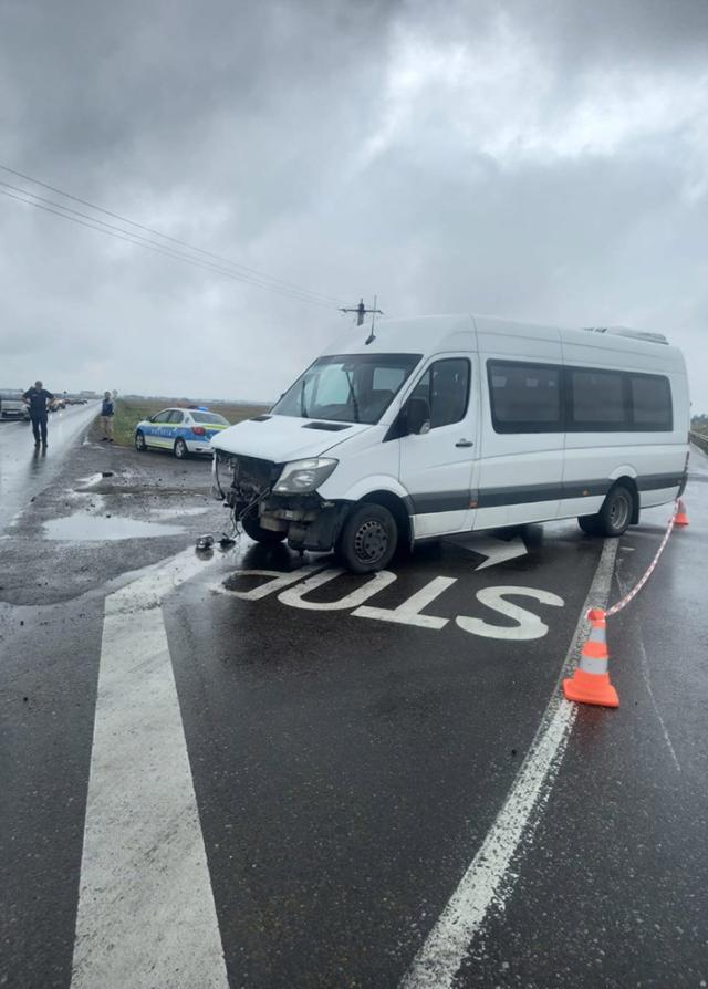 Accident cu trei răniţi, între un autoturism și un microbuz, la Măneuți