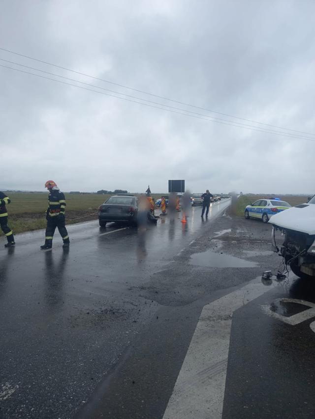 Accident cu trei răniţi, între un autoturism și un microbuz, la Măneuți