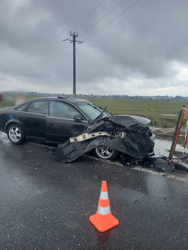 Accident cu trei răniţi, între un autoturism și un microbuz, la Măneuți